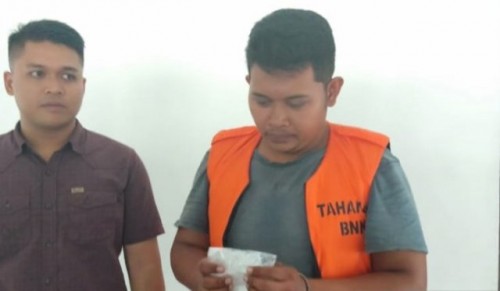 Pelaku kurir sabu yang ditangkap anggota BNN Provinsi Jambi yang hendak mengirimkan paket sabu seberat 1 ons atau 100 gram ke dalam Lapas Kuala Tungkal, Jambi.(Foto Ant)